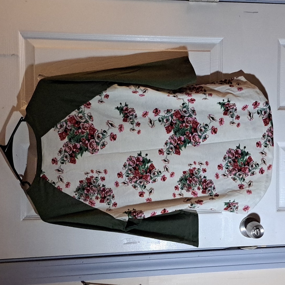 Lularoe Randy floral tee - Picture 2 of 3